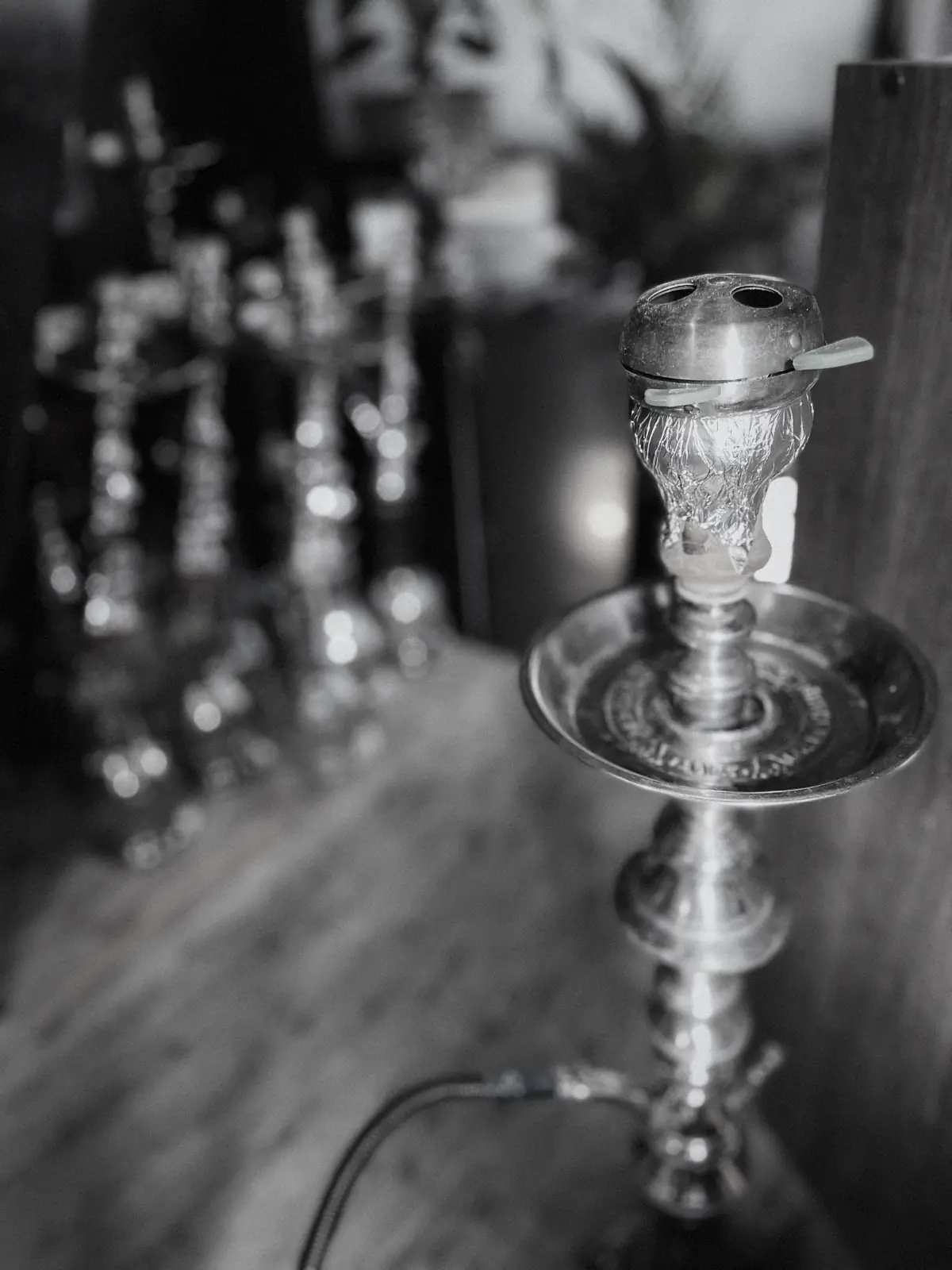 S2 SHISHA 倉敷店の窓辺に並ぶシーシャ