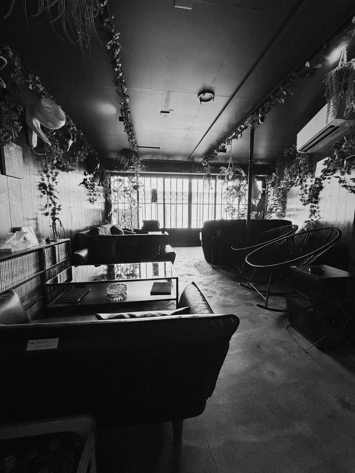 S2 SHISHA 倉敷店の植物とソファの客席